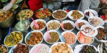 Quán cơm Vinh Thu giá gần 200.000 đồng/suất nhưng khách vẫn xếp hàng dài